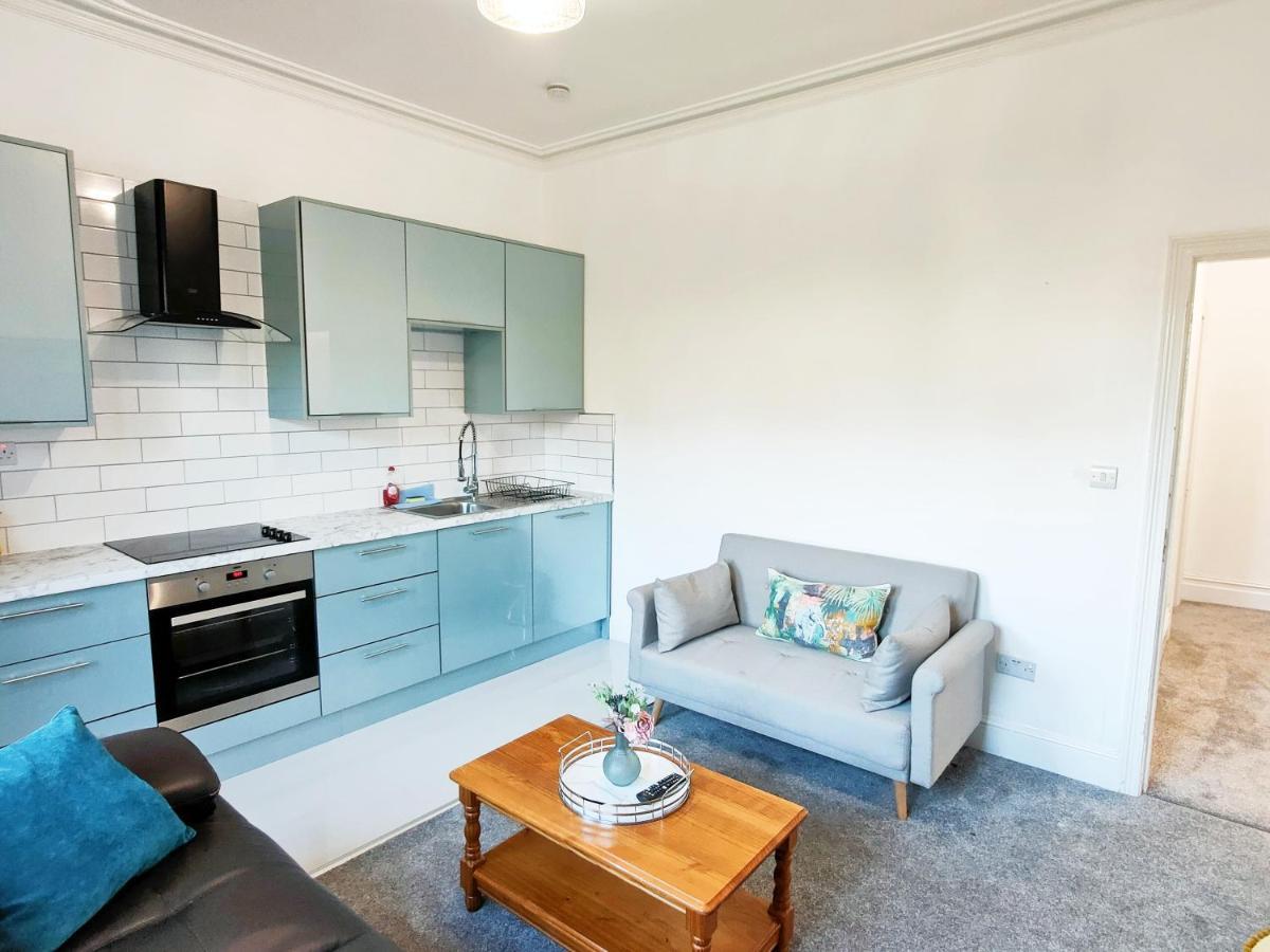 Flat-C, 4 Adults, 20 Mins To Beach, Netflix, Wifi, Sleeps 4 Adults บอร์นมัธ ภายนอก รูปภาพ