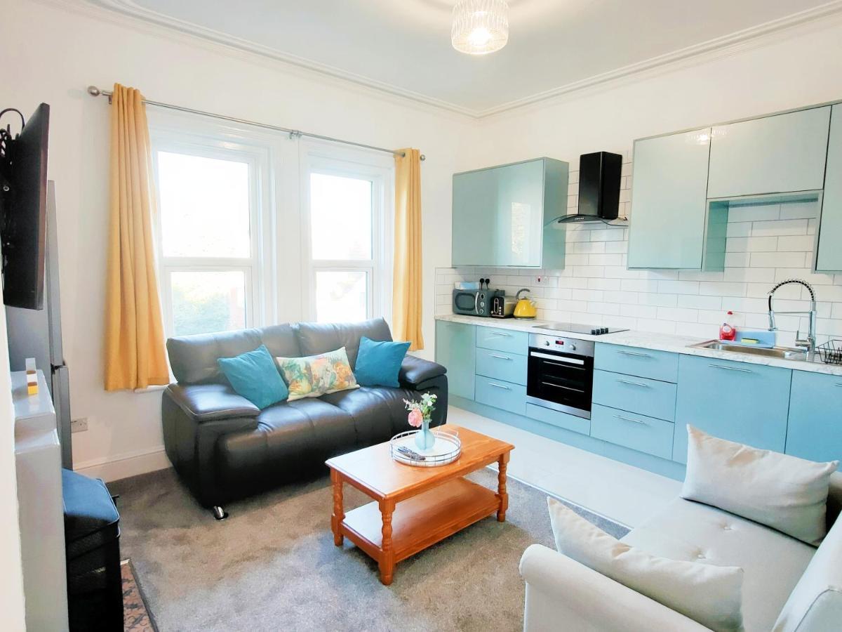 Flat-C, 4 Adults, 20 Mins To Beach, Netflix, Wifi, Sleeps 4 Adults บอร์นมัธ ภายนอก รูปภาพ