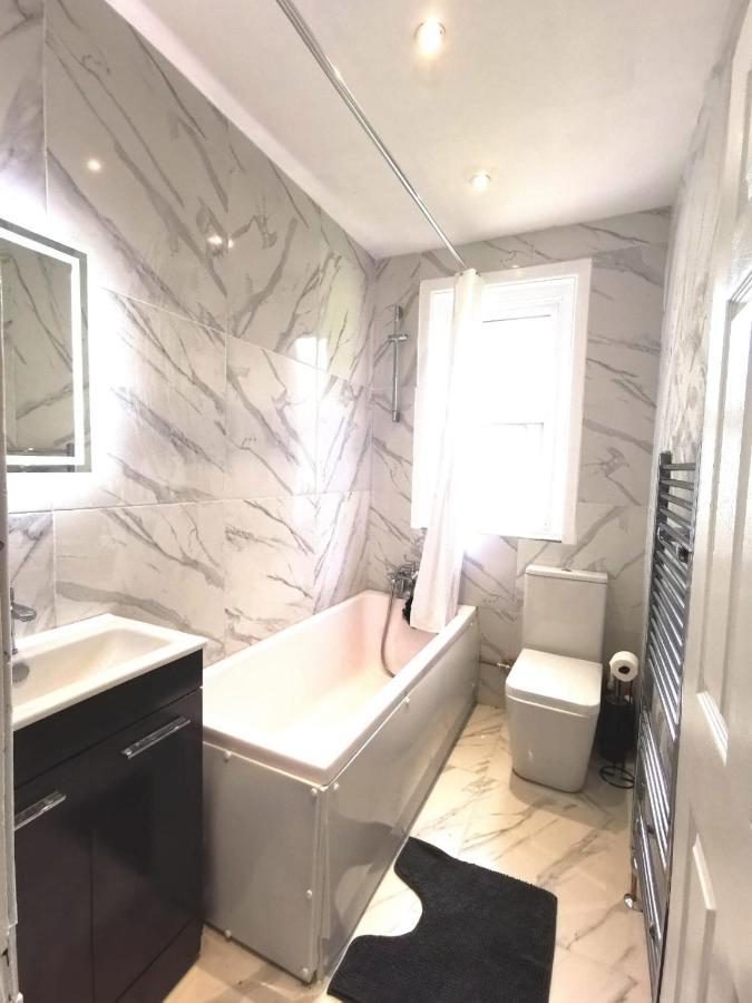 Flat-C, 4 Adults, 20 Mins To Beach, Netflix, Wifi, Sleeps 4 Adults บอร์นมัธ ภายนอก รูปภาพ