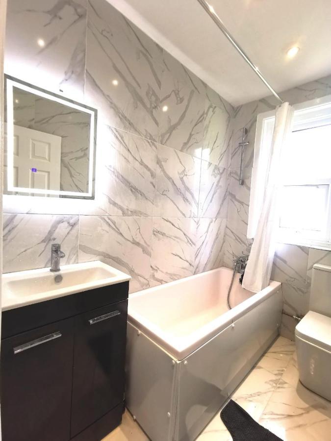 Flat-C, 4 Adults, 20 Mins To Beach, Netflix, Wifi, Sleeps 4 Adults บอร์นมัธ ภายนอก รูปภาพ