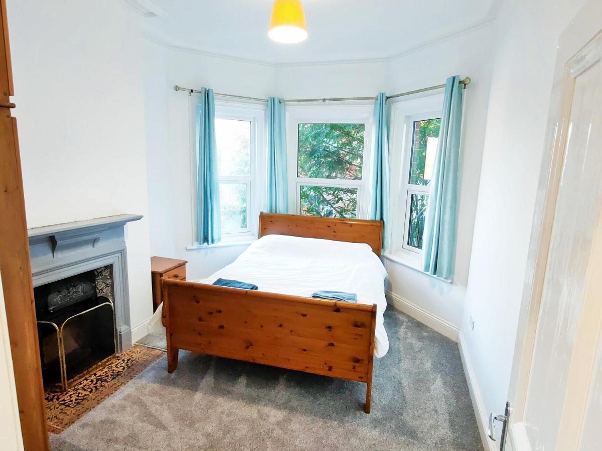 Flat-C, 4 Adults, 20 Mins To Beach, Netflix, Wifi, Sleeps 4 Adults บอร์นมัธ ภายนอก รูปภาพ