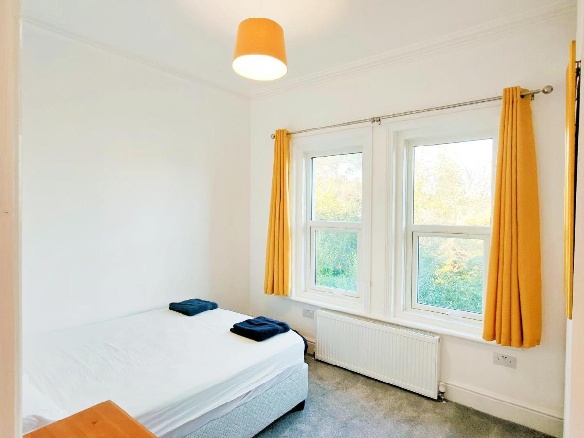 Flat-C, 4 Adults, 20 Mins To Beach, Netflix, Wifi, Sleeps 4 Adults บอร์นมัธ ภายนอก รูปภาพ
