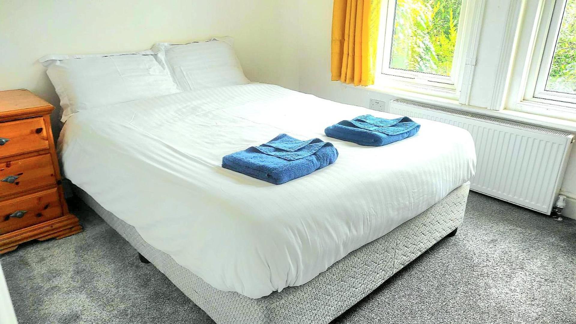 Flat-C, 4 Adults, 20 Mins To Beach, Netflix, Wifi, Sleeps 4 Adults บอร์นมัธ ภายนอก รูปภาพ